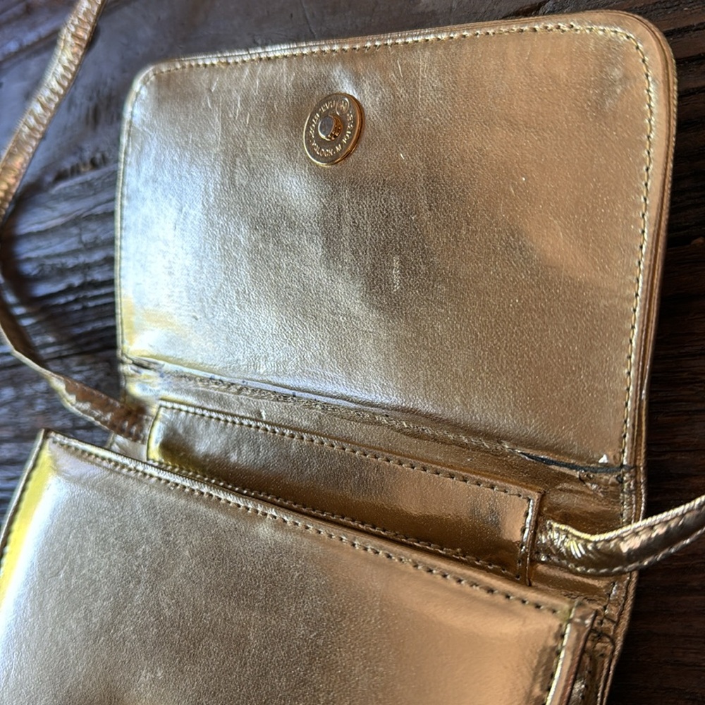 Vintage (80’s) Whitings & Davis liquid gold, leather metallic Crossbody. GVC‎ - Picture 9 of 12